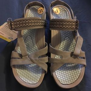 Bare traps sandals brand new